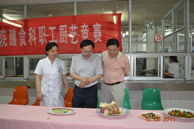 陈延年院长亲临现场观摩获奖菜肴
